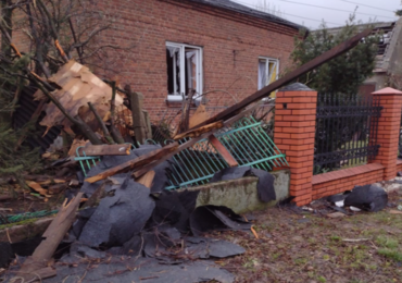 Trąba powietrzna we wsi Smaszków w Łódzkiem. Dwie osoby ranne 