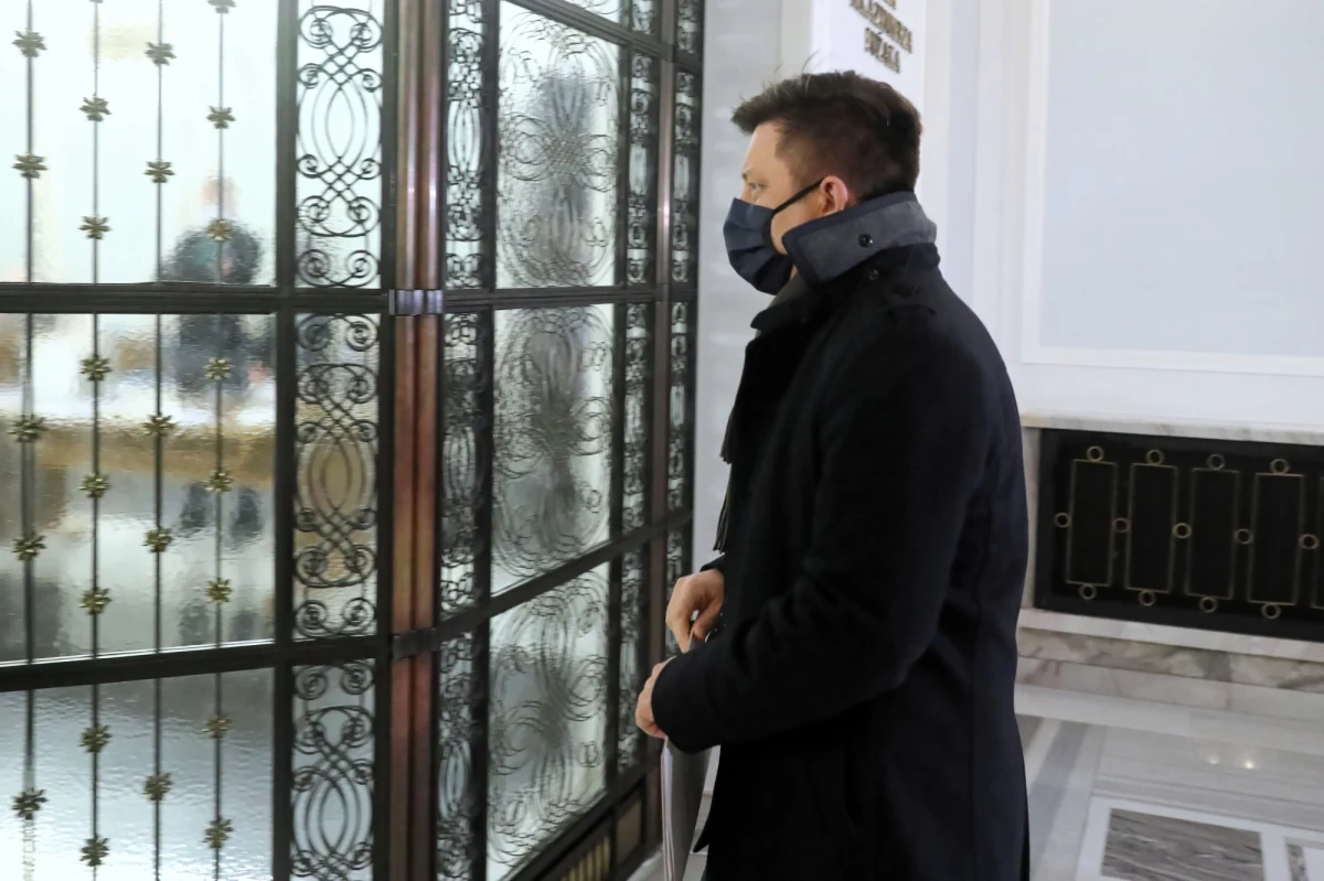 Szef Kancelarii Prezesa Rady Ministrów Michał Dworczyk stawił się w czwartek w siedzibie NIK. Jest świadkiem w sprawie kontroli dotyczącej rządowego programu Polskie Szwalnie. Miał on zagwarantować dostępność maseczek ochronnych w związku z pandemią koronawirusa. W tej samej sprawie kontrolerzy Izby chcą się spotkać z marszałek Sejmu Elżbietą Witek. Na razie bezskutecznie. 