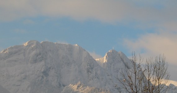 W związku z silnym wiatrem i prognozami opadów deszczu, a wyżej w górach także śniegu, TOPR wydał specjalne ostrzeżenie, w którym stanowczo odradza wyjścia w góry. Teraz z podobnym apelem wystąpił Tatrzański Park Narodowy. 
