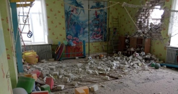 Sztab Operacji Połączonych Sił Zbrojnych Ukrainy poinformował, że pociski wystrzelone przez wspieranych przez Rosję separatystów w Donbasie trafiły w przedszkole w Stanicy Ługańskiej w obwodzie ługańskim. Troje pracowników placówki zostało rannych.
