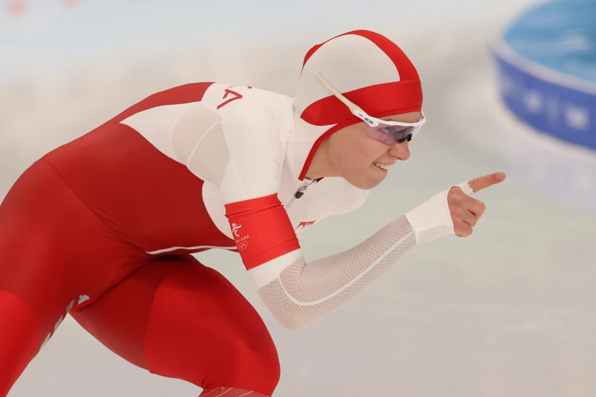Miho Takagi zdobyła złoty medal igrzysk olimpijskich w Pekinie. W łyżwiarskim biegu na 1000 m pokonała Holenderkę Juttę Leerdam i Amerykankę Brittany Bowe. Na 17. miejscu uplasowała się Karolina Bosiek, a druga z Polek, Andżelika Wójcik była 20.