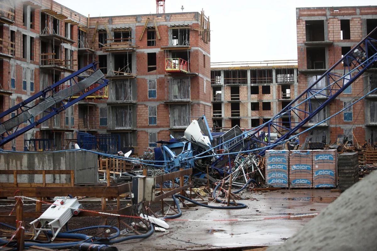 W Krakowie przy ulicy Domagały przewrócił się żuraw budowlany. Zginęły dwie osoby, a kolejne dwie zostały ranne.