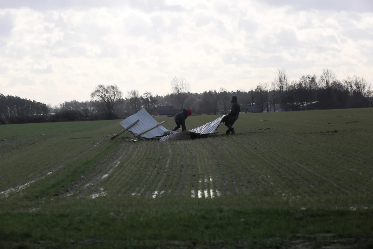 Wiejący w czwartek nad Warmią i Mazurami silny wiatr uszkodził poszycie dachu kościoła w Lasecznie koło Iławy i połamał około 40 drzew w regionie - poinformowała straż pożarna. Wskutek awarii, prądu nie ma blisko 1,8 tys. odbiorców.