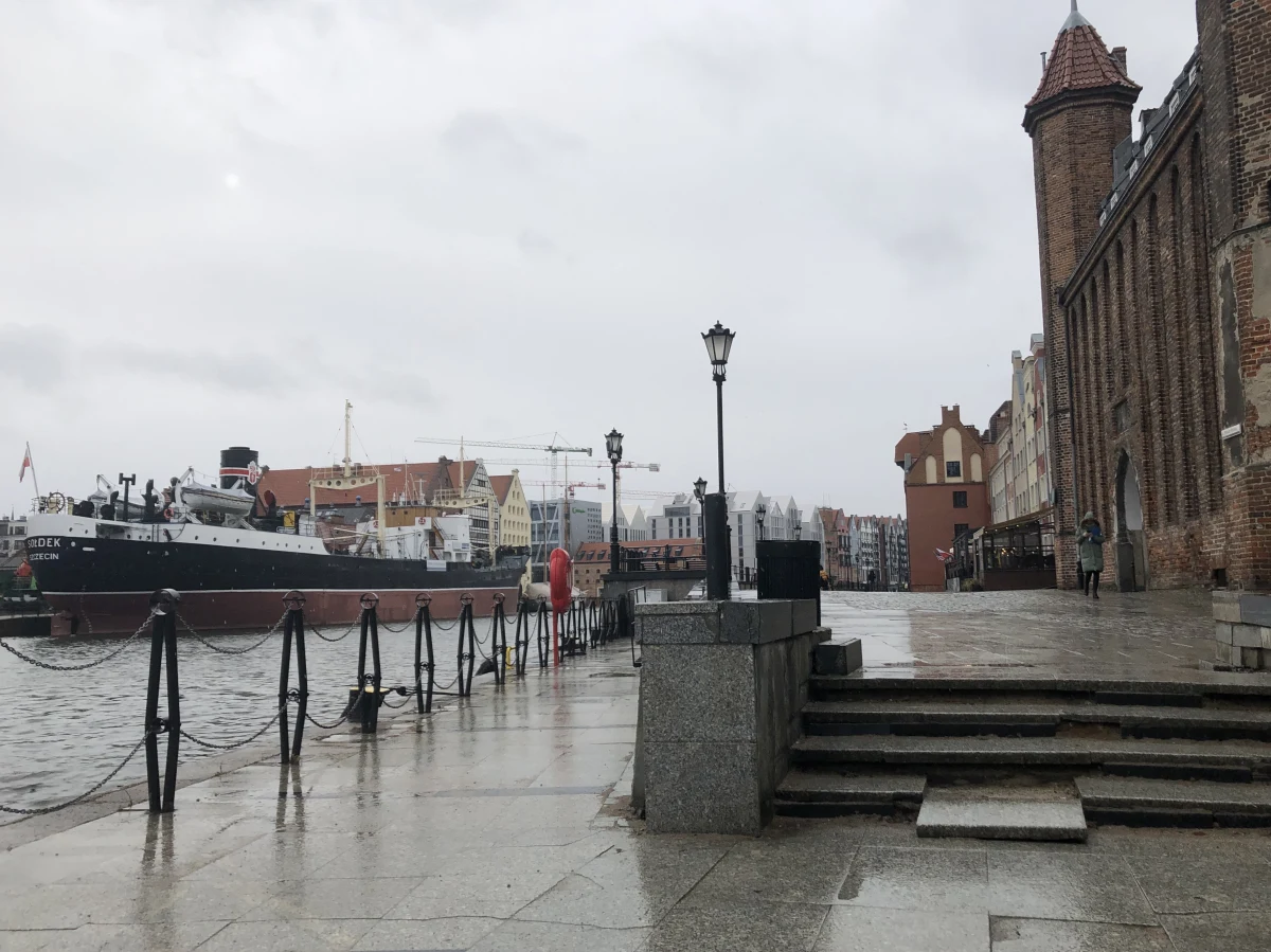 W poniedziałek zacznie się pierwszy etap remontu nawierzchni Rybackiego Pobrzeża nad Motławą w Gdańsku. W ramach tak zwanego partnerstwa publiczno-prywatnego wykona go firma, która inwestowała na Wyspie Spichrzów. Kolejne etapy modernizacji reprezentacyjnej promenady nad Motławą ruszą po wakacjach.