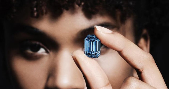 Londyński dom aukcyjny Sotheby's poinformował, że sprzedaje jeden z najcenniejszych i najrzadszych diamentów na świecie, a mianowicie niebieski The De Beers Cullinan Blue, którego spodziewana cena sięgnąć ma 48 mln dolarów. 