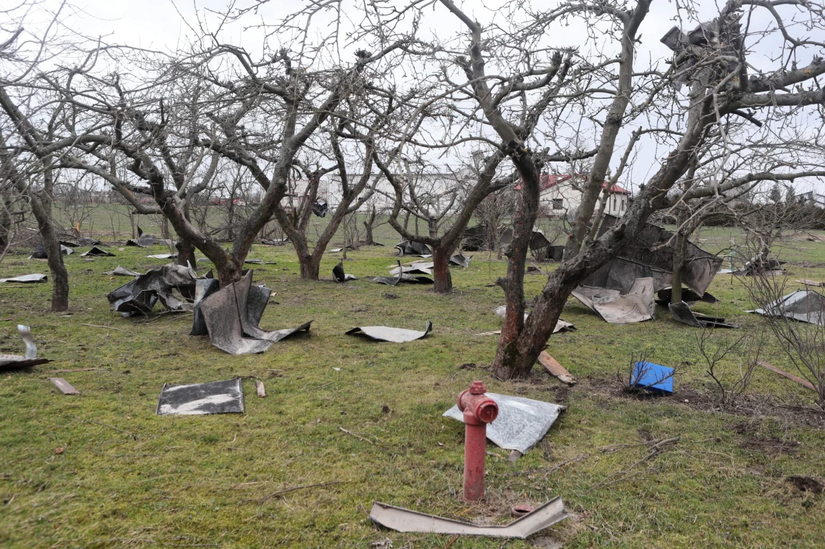 Krajobraz jak po armagedonie - tak burmistrz Błaszek w województwie łódzkim Piotr Świderki opisuje sytuację w gminie po przejściu trąby powietrznej. Uszkodzonych jest kilkadziesiąt budynków, a dwie osoby trafiły do szpitala. 