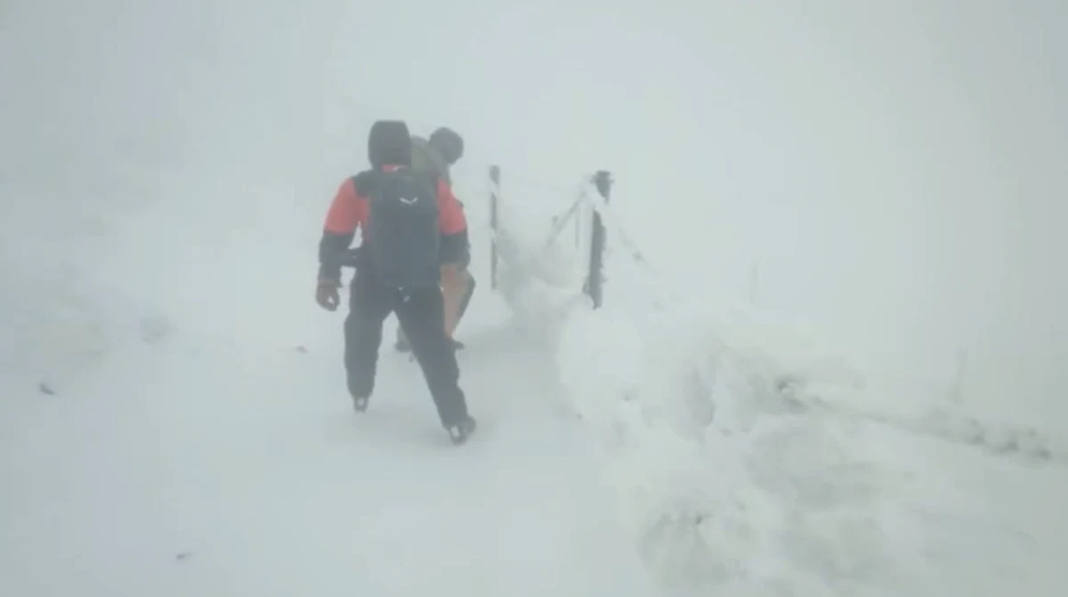​Pada śnieg i mocno wieje w Karkonoszach. I to nie od dziś. Mimo ostrzeżeń turyści wciąż zapuszczają się na trudne szlaki. Wczoraj, gdy na Śnieżce wiatr w porywach osiągał prędkość 100 km/h, na szczyt próbowała wejść trójka turystów. Zmuszeni byli zawiadomić ratowników.