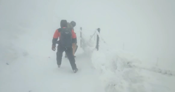 ​Pada śnieg i mocno wieje w Karkonoszach. I to nie od dziś. Mimo ostrzeżeń turyści wciąż zapuszczają się na trudne szlaki. Wczoraj, gdy na Śnieżce wiatr w porywach osiągał prędkość 100 km/h, na szczyt próbowała wejść trójka turystów. Zmuszeni byli zawiadomić ratowników.
