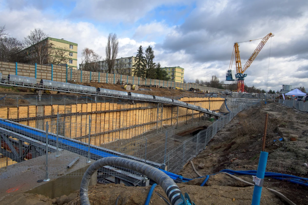 Zakończyło się drążenie pierwszego z czterech jednotorowych tuneli kolejowych na podziemnej trasie Łódź Fabryczna - Łódź Kaliska i Łódź Żabieniec. Tunel ma długość 940 m.