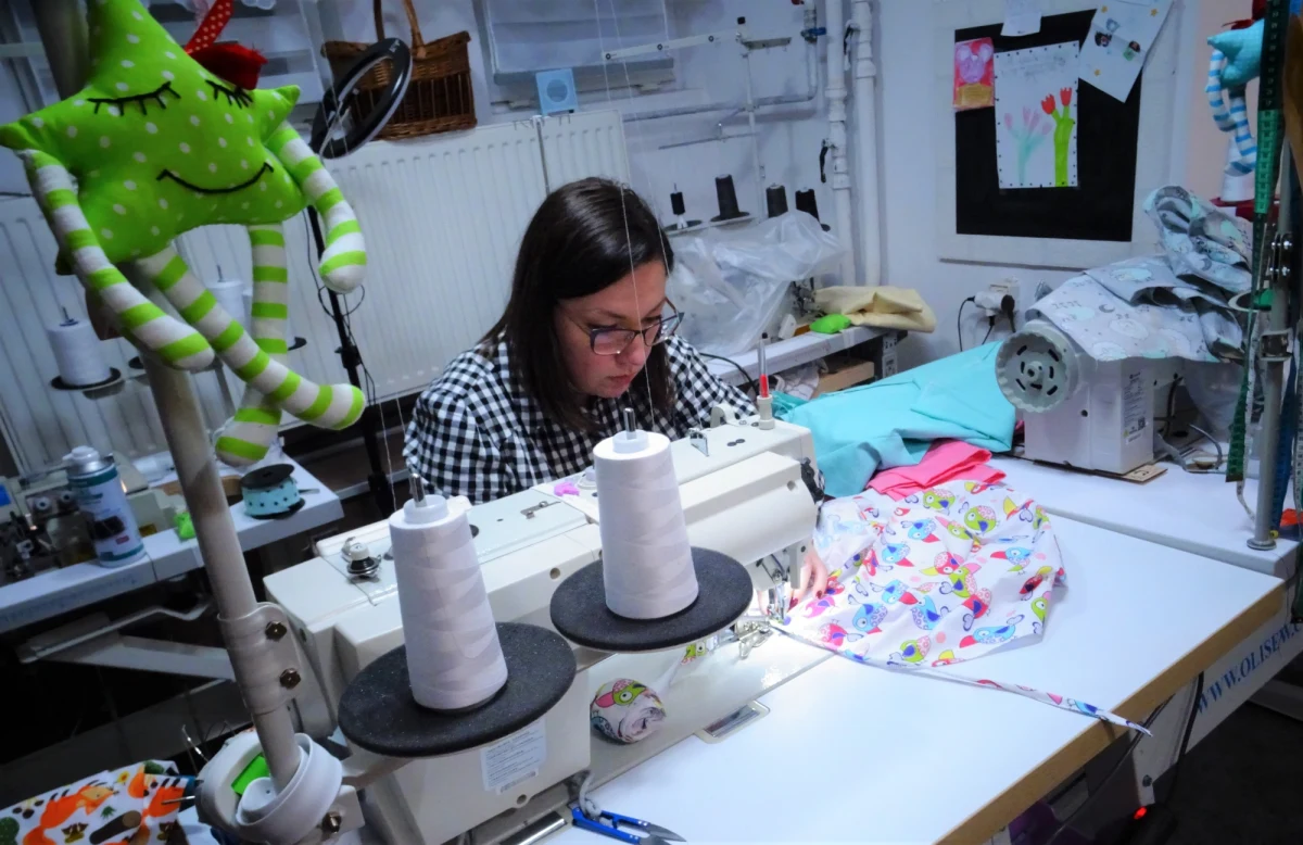 Kolorowe i przyjemne w dotyku koszulki operacyjne będą mieli mali pacjenci chirurgii dziecięcej Szpitala Miejskiego nr 4 w Gliwicach. Dzięki nim stres związany z pobytem w szpitalu i koniecznymi zabiegami może być mniejszy. 