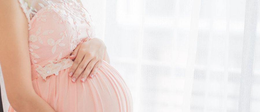 Kobiety, które otrzymują szczepionkę przeciw Covid-19 podczas ciąży, przekazują ochronę immunologiczną swoim noworodkom - poinformowała amerykańska, rządowa agencja Centrum Kontroli i Zapobiegania Chorobom (CDC). W jaki sposób naukowcy doszli do takich wniosków?