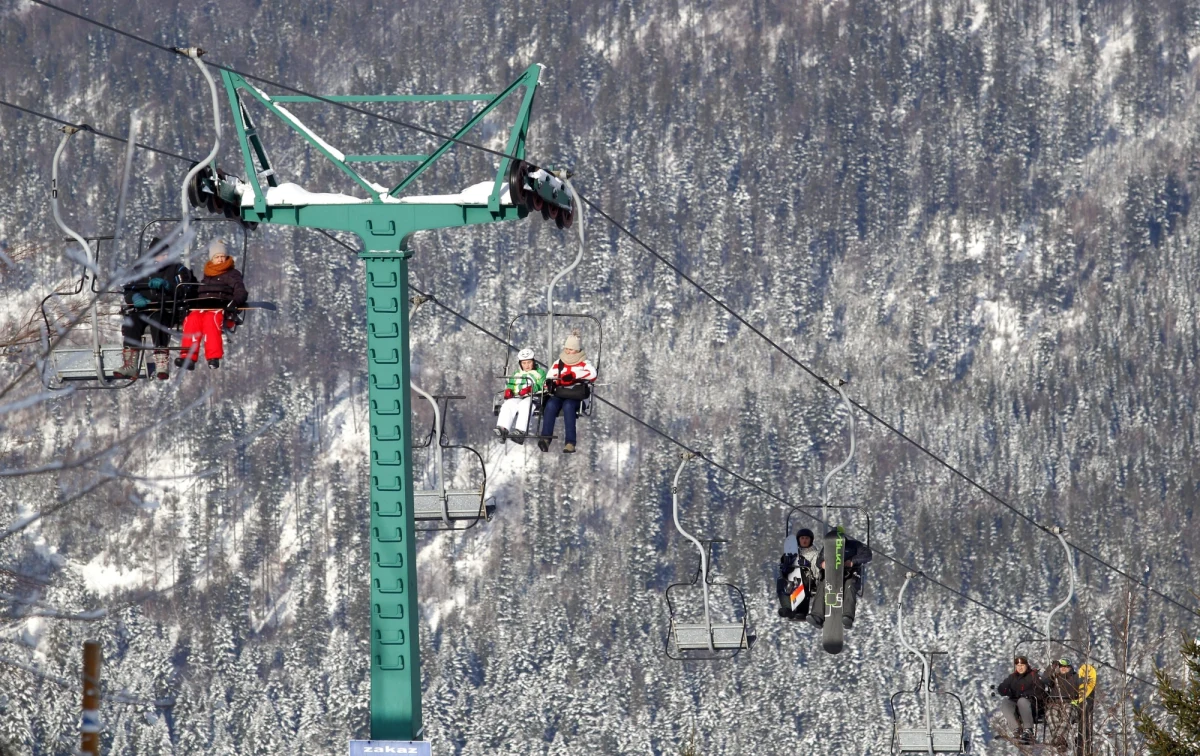 Silny wiatr unieruchomił koleje linowe w Beskidach. Ich właściciele zakomunikowali, że stanęły m.in. gondole na Szyndzielnię w Bielsku-Białej i Halę Skrzyczeńską w Szczyrku, a także kanapy na Skrzyczne w Szczyrku i Czantorię w Ustroniu. 