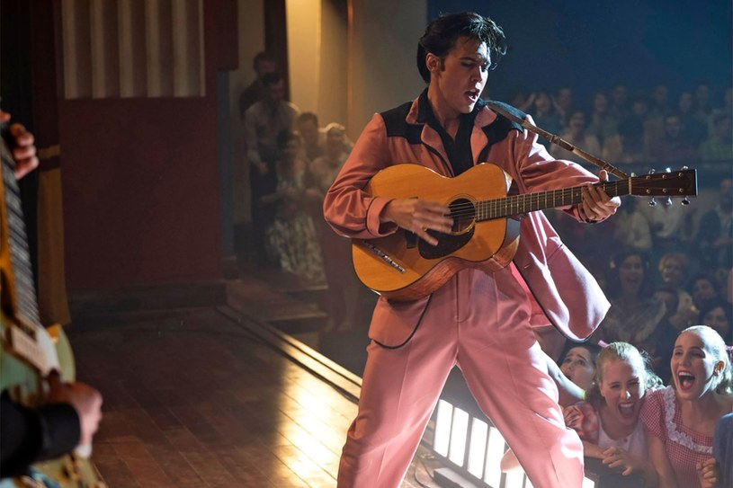 Wytwórnia Warner Bros zaprezentowała pierwszy zwiastun biograficznego filmu "Elvis" w reżyserii Baza Luhrmanna. W postać króla rock'n'rolla wcielił się Austin Butler, na ekranie partneruje mu m.in. Tom Hanks. Obraz trafi na kinowe ekrany 24 czerwca 2022.