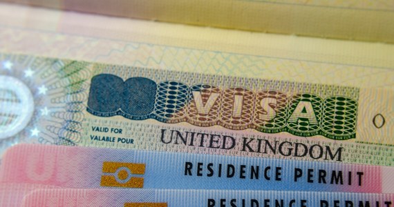 „System tzw. złotych wiz umożliwiających zagranicznym inwestorom uzyskanie stałego prawa pobytu w Wielkiej Brytanii, z czego korzystało wielu rosyjskich oligarchów, został zamknięty w trybie natychmiastowym” - ogłosiła w czwartek po południu szefowa MSW Priti Patel.