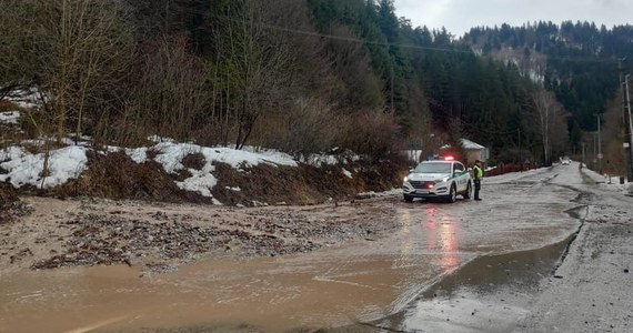 Silne opady deszczu i gwałtowne roztopy spowodowane silnym, ciepłym wiatrem, doprowadziły do podtopienia kilku dróg na słowackiej Orawie. Trasa do Terchovej jest nieprzejezdna. 