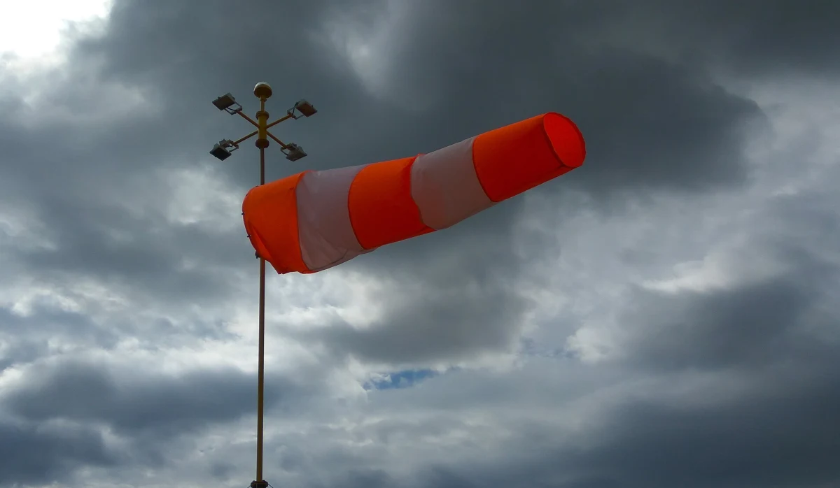 ​Uspokaja się sytuacja pogodowa nad Polską. Instytut Meteorologii i Gospodarki Wodnej obniżył stopnie obowiązujących ostrzeżeń. Silniejszego wiatru można spodziewać się w północnych powiatach Zachodniopomorskiego. 