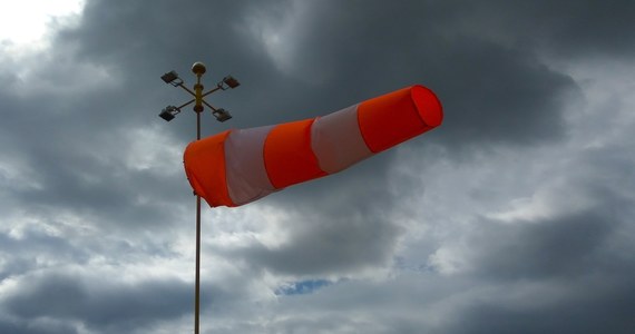 ​Uspokaja się sytuacja pogodowa nad Polską. Instytut Meteorologii i Gospodarki Wodnej obniżył stopnie obowiązujących ostrzeżeń. Silniejszego wiatru można spodziewać się w północnych powiatach Zachodniopomorskiego. 