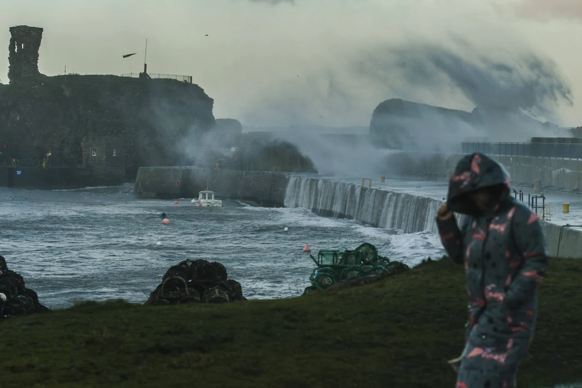Nad Wyspy Brytyjskie nadciąga orkan Eunice. Brytyjski urząd meteorologiczny Met Office wydał rzadko używany, czerwony alert. Ostrzeżenie obowiązuje południowo-zachodniej Anglii i południowej Walii.
