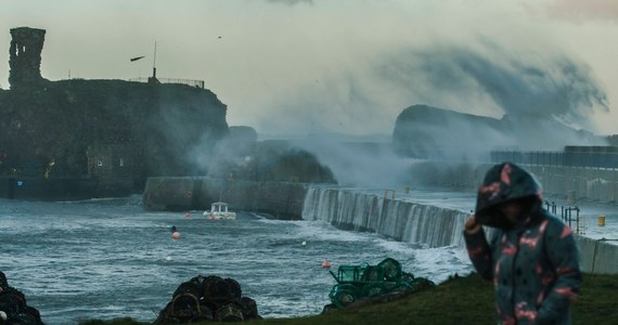 Nad Wyspy Brytyjskie nadciąga orkan Eunice. Brytyjski urząd meteorologiczny Met Office wydał rzadko używany, czerwony alert. Ostrzeżenie obowiązuje południowo-zachodniej Anglii i południowej Walii.
