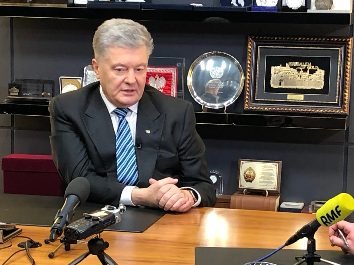 "Putinowi wierzyć nie można. Jeśli Putin mówi wycofałem 50 tysięcy wojsk, to znaczy, że dodał jeszcze 10 tysięcy. Dodatkowe oddziały wojska rosyjskiego zdecydowanie zwiększyły możliwość bezpośredniej agresji. Putin planuje atak na Ukrainę? To prawda. I my musimy traktować to maksymalnie poważnie - mówi w specjalnej rozmowie z wysłannikiem RMF FM do Kijowa Mateuszem Chłystunem, były prezydent Ukrainy Petro Poroszenko. Jak zaznacza, dziękuje Polsce za zaangażowanie i za to, co robi w sprawie jego kraju na arenie unijnej. "Polska nie tylko jest naszym partnerem, nie tylko naszym sąsiadem. Polska jest nie tylko moim przyjacielem, ale jest adwokatem Ukrainy w Europie - podkreśla. Pytany o polityczne plany, odpowiada: moje marzenie? Chcę wygrać wybory do Parlamentu Europejskiego i zostać posłem PE od Ukrainy. 