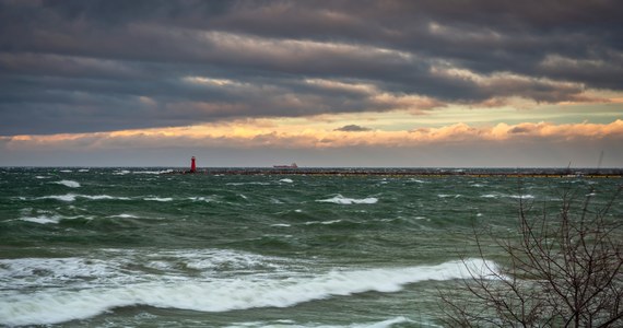 IMGW wydało ostrzeżenia o sztormie, silnym wietrze w pasie nadmorskim i przekroczeniu stanów ostrzegawczych wód Bałtyku.