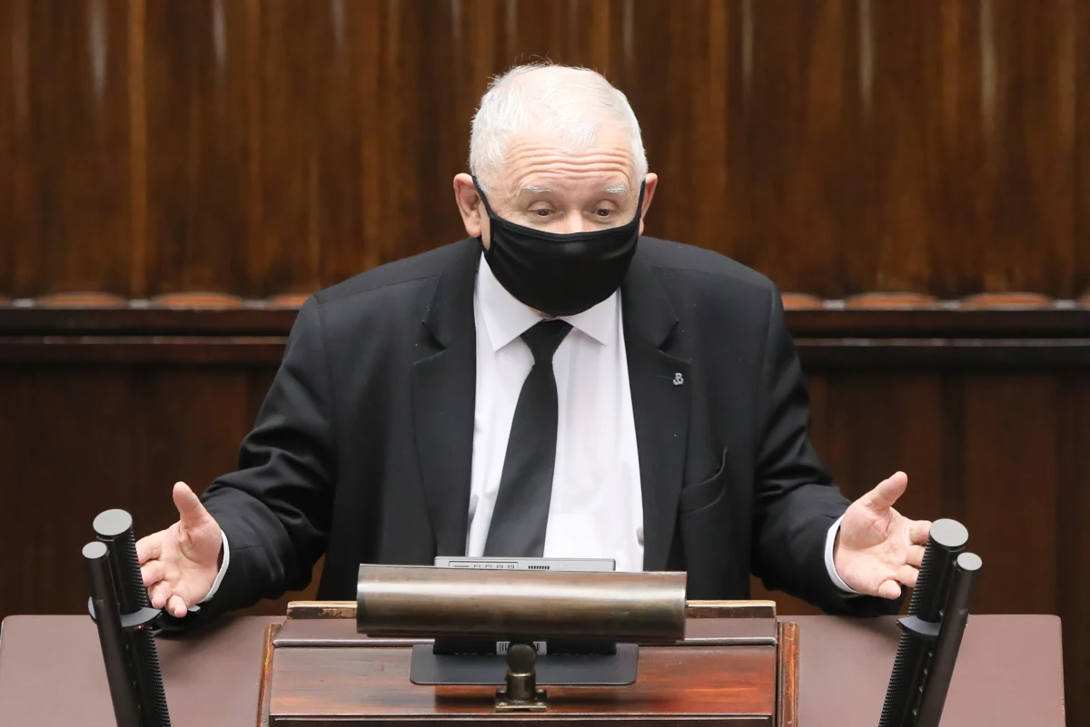 Lider PiS opuści fotel wicepremiera dopiero wtedy, gdy przygotowana przez niego ustawa o obronności trafi do Sejmu. Wciąż nie wiadomo, kiedy się to stanie - pisze "Rzeczpospolita".