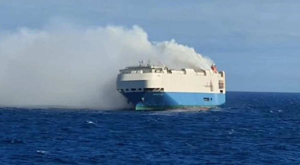 Na statku przewożącym 1100 porsche oraz inne samochody luksusowych marek wybuchł pożar. Kontenerowiec wypłynął z Niemiec do Stanów Zjednoczonych. Na wysokości Azorów z jego pokładu ewakuowano 22 członków załogi.