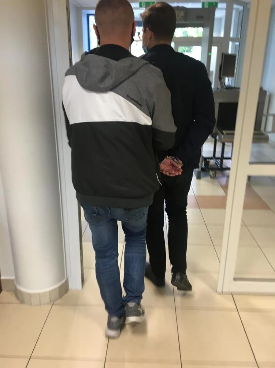 Policjanci zatrzymali dwóch mężczyzn, którzy od dziewięciu osób wyłudzili w sumie 650 tys. zł. Dzwoniąc do poszkodowanych mówili, że ich najbliżsi wpadli w tarapaty finansowe albo są poważnie chorzy i trzeba opłacić operację.

