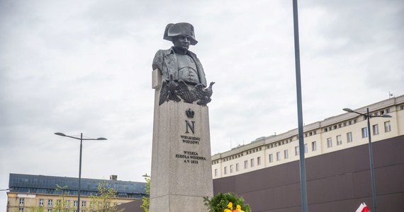 ​Pomnik cesarza Napoleona I zostanie usunięty z jednego z głównych placów stolicy - placu Powstańców Warszawy. Zniknie z powodu planowanej budowy parkingu podziemnego.

 

