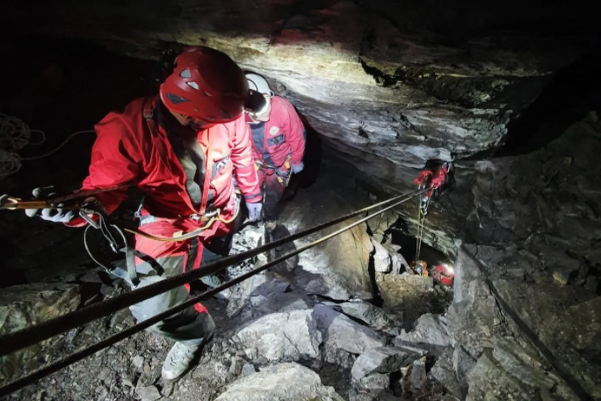 Trzej Polacy utknęli w jaskini Lamprechta w gminie St. Martin bei Lofer w Austrii. Od czwartku wieczór trwa tam akcja ratownicza. Jak dowiedział się nasz reporter Maciej Pałahicki - udało się nawiązać kontakt z odciętymi przez wodę Polakami. Jaskinia została zalana przez wodę z topniejącego śniegu, która odcięła speleologom drogę ewakuacji. "Trójka Polaków nie planowała dłuższego pobytu w jaskini, więc nie mają ze sobą dużych zapasów. Było to wejście o charakterze naukowym, bo jeden z członków ekipy bada osady jaskiń alpejskich" - powiedział w rozmowie z dziennikarzem RMF FM Andrzej Ciszewski, wybitny polski grotołaz. Jego syn Michał jest jednym z uwięzionych w jaskini naukowców.