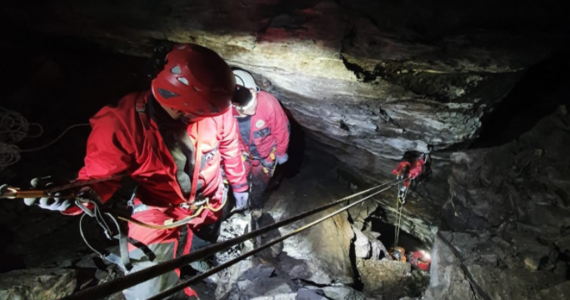 Stâlpii sunt blocați într-o peșteră inundată din Austria.  Operațiunea de salvare este în desfășurare