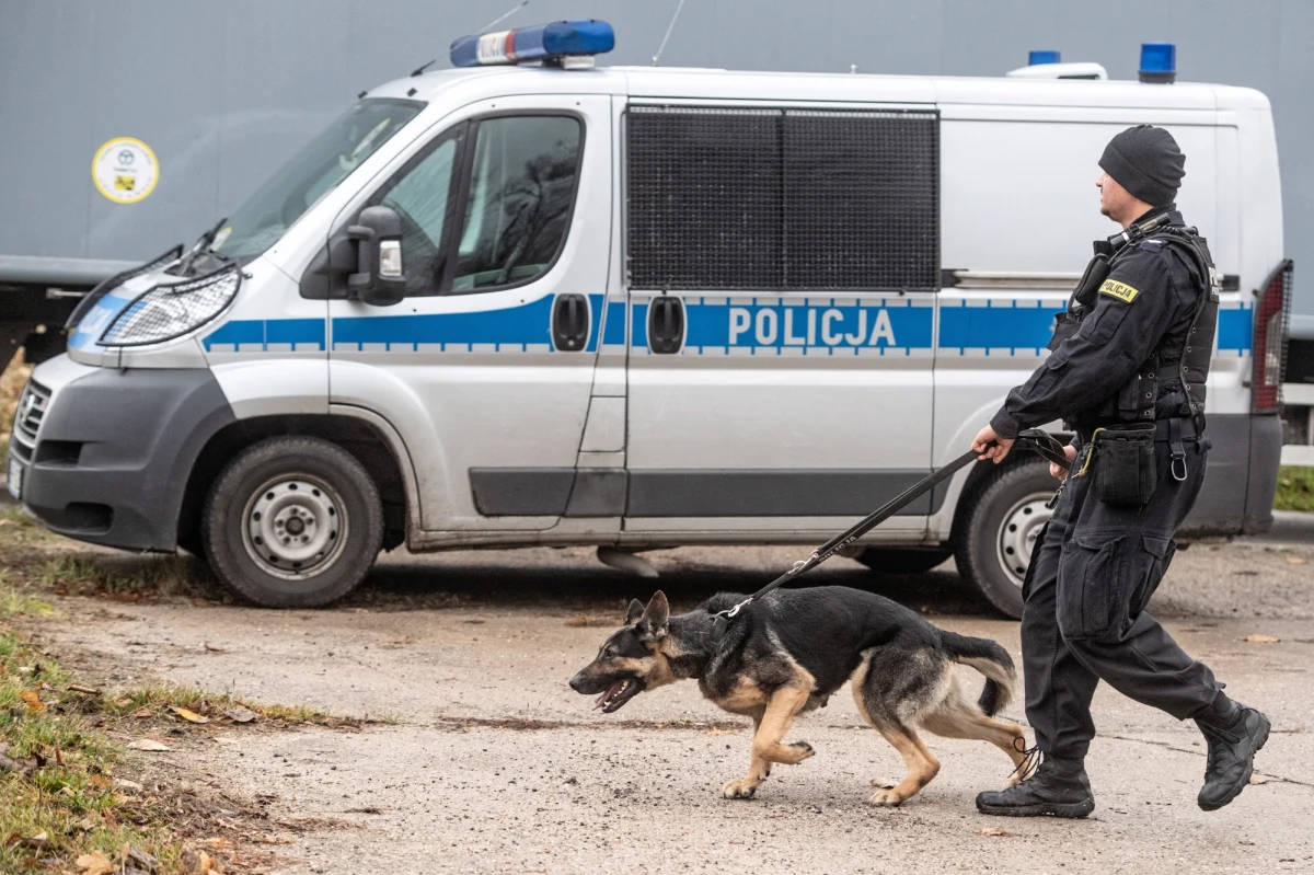 Napad na dyrektorkę kancelarii sejmiku dolnośląskiego. Jak dowiedzieli się reporterzy RMF FM, rano do domu urzędniczki Anny K. we Wrocławiu weszli agresywni napastnicy. Trwają ich poszukiwania. 