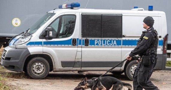 Napad na dyrektorkę kancelarii sejmiku dolnośląskiego. Jak dowiedzieli się reporterzy RMF FM, rano do domu urzędniczki Anny K. we Wrocławiu weszli agresywni napastnicy. Trwają ich poszukiwania. 