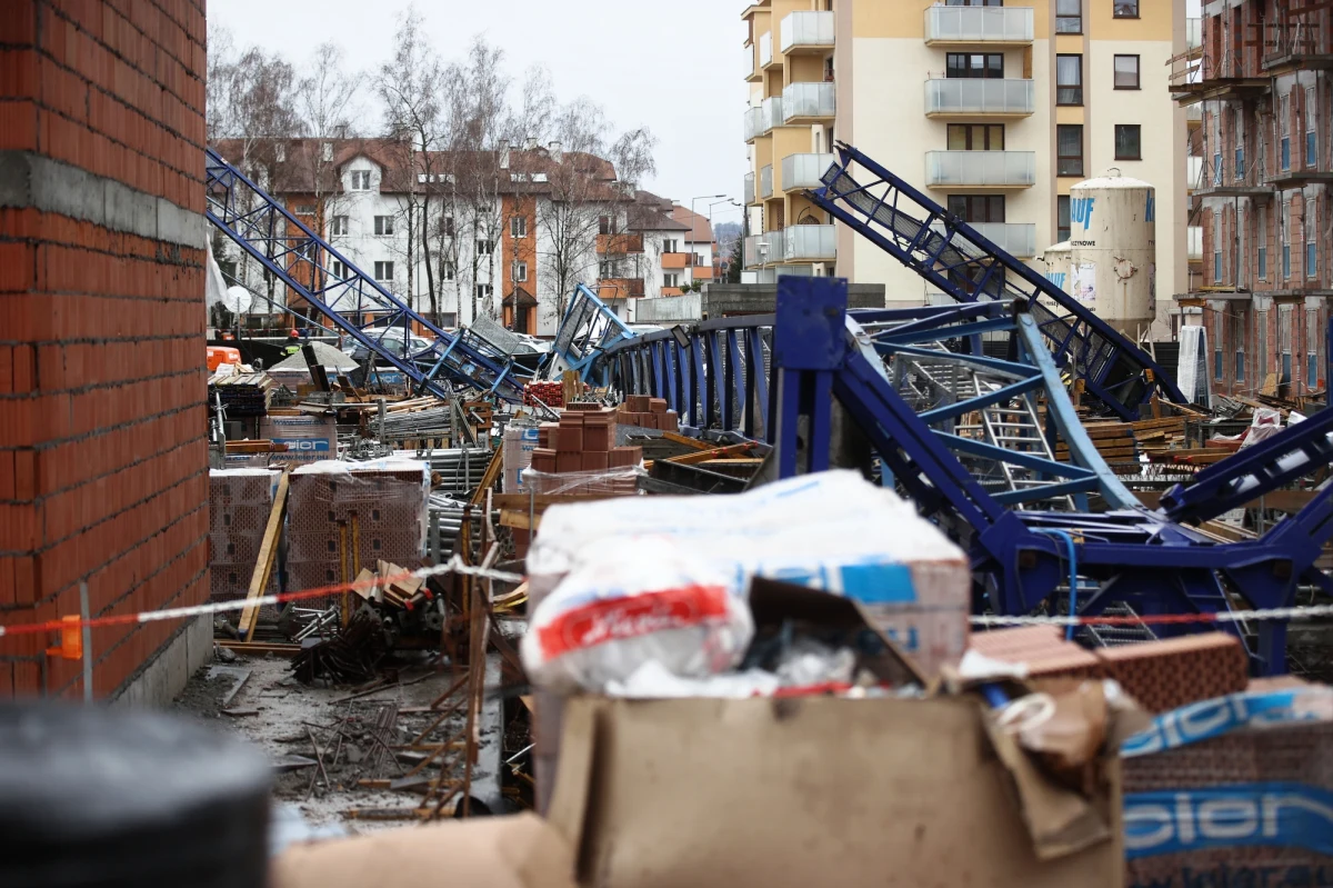 Prokuratura Rejonowa Kraków-Podgórze rozpoczęła śledztwo w sprawie żurawia przewróconego przez wiatr. Dziś w charakterze świadka mają być przesłuchani kierownik budowy oraz kierownicy brygad z firm podwykonawczych, w których pracowali poszkodowani budowlańcy.

