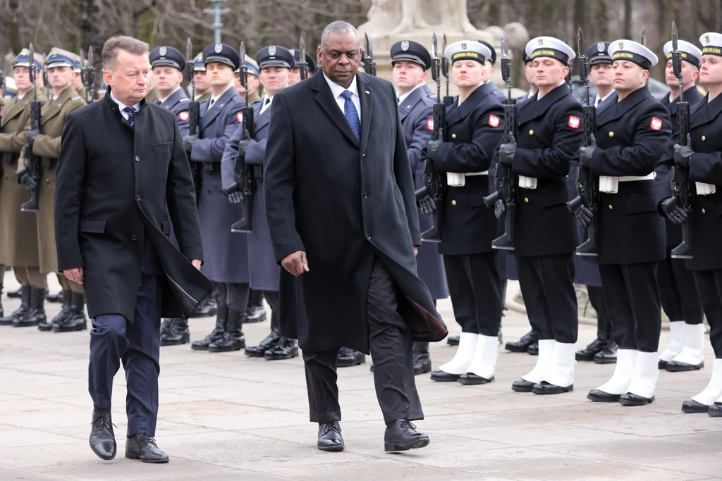 Minister obrony narodowej Mariusz Błaszczak i sekretarz obrony Stanów Zjednoczonych Lloyd Austin podczas oficjalnego powitania