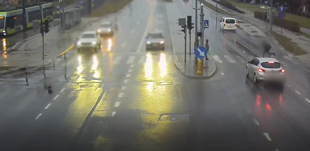 Do poważnie wyglądającego wypadku doszło na skrzyżowaniu ulic Witosa i Janowicza w Olsztynie. Według wstępnych ustaleń 16- latek wbiegł na pasy na czerwonym świetle wprost pod nadjeżdżające auto. Trafił do szpitala.