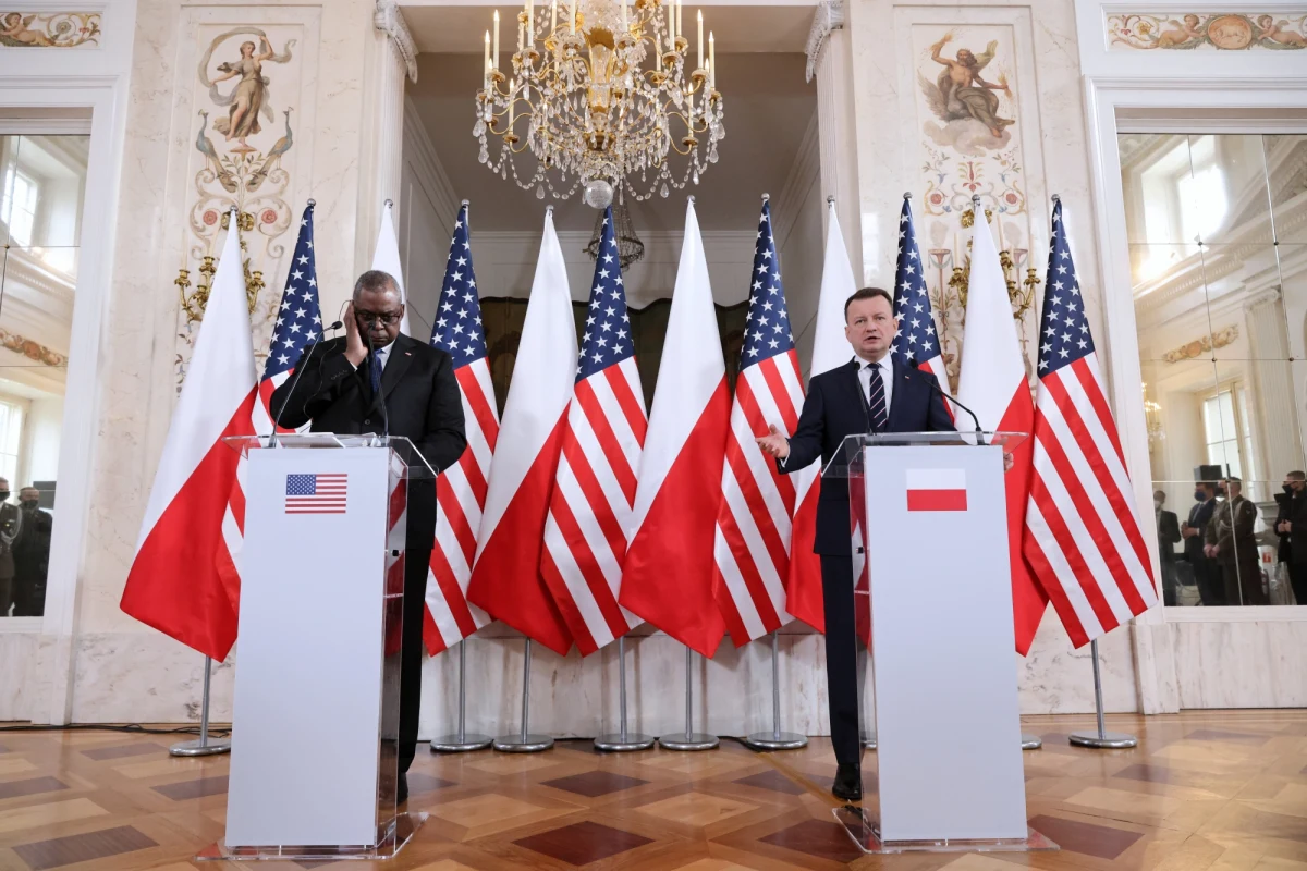 "W dobie kryzysu wywołanego przez Rosję doceniam obecność sił zbrojnych USA w Polsce. Wsparcie amerykańskie jest dowodem odpowiedzialności i niezłomnego zaangażowania w bezpieczeństwo Polski i Europy" - powiedział szef MON Mariusz Błaszczak po spotkaniu z sekretarzem obrony Stanów Zjednoczonych Lloydem Austinem.