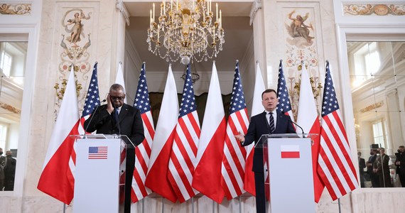 "W dobie kryzysu wywołanego przez Rosję doceniam obecność sił zbrojnych USA w Polsce. Wsparcie amerykańskie jest dowodem odpowiedzialności i niezłomnego zaangażowania w bezpieczeństwo Polski i Europy" - powiedział szef MON Mariusz Błaszczak po spotkaniu z sekretarzem obrony Stanów Zjednoczonych Lloydem Austinem.
