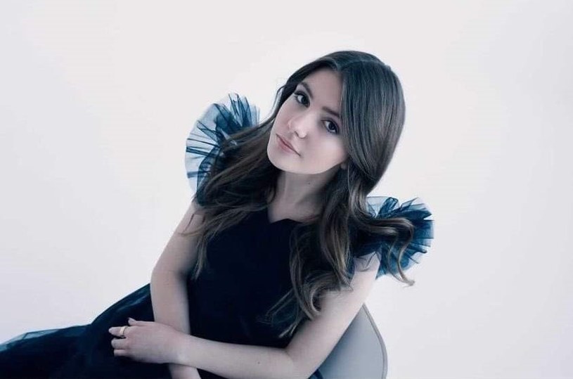 "Pod Wiatr" to debiutancki singel młodej wokalistki Sandry Michalak, która szerszej publiczności zaprezentowała się w 4. edycji programu "The Voice Kids".