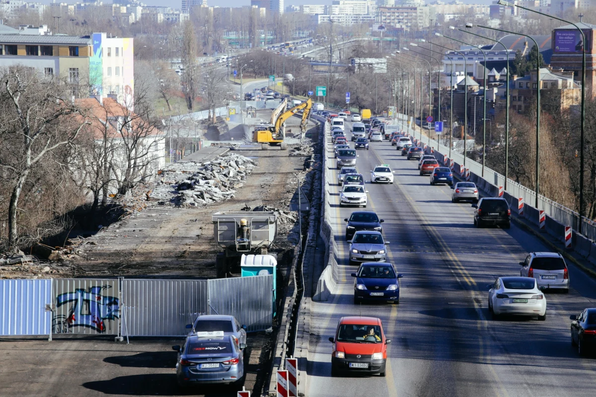 Dobra wiadomość dla warszawskich kierowców - od niedzieli, 20 lutego ponownie otwarte będzie rondo Sedlaczka, czyli skrzyżowanie pod wiaduktami Trasy Łazienkowskiej na Powiślu. Zakończył się kolejny etapu prac przy kompleksowym remoncie tego odcinka trasy.

