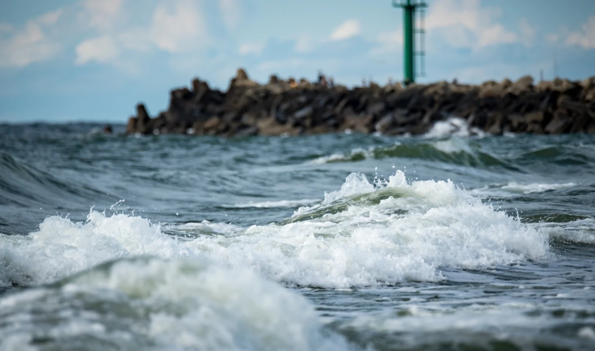 ​Instytut Meteorologii i Gospodarki Wodnej wydał dla Pomorza ostrzeżenie trzeciego, najwyższego stopnia. Znów chodzi o silny wiatr. Tym razem może być on bardziej niebezpieczny, niż w mijającym tygodniu.
