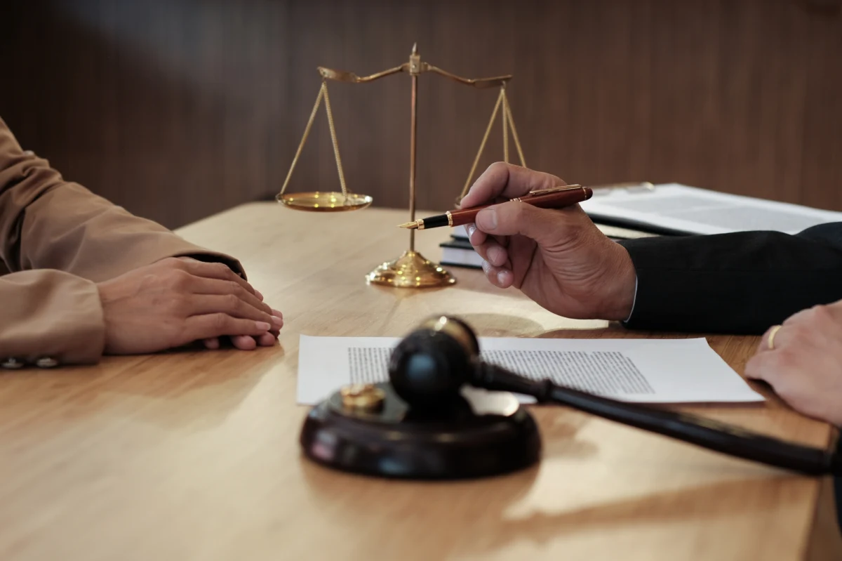 Warszawska Okręgowa Rada Adwokacka zdecydowała, że nie weźmie udziału w ruszającym w poniedziałek Tygodniu Pomocy Ofiarom Przestępstw. Jednym z powodów rezygnacji jest finansowanie przez resort sprawiedliwości zakupu oprogramowania szpiegowskiego zamiast odpowiedniego wsparcia inicjatyw takich jak bezpłatna pomoc prawna dla ofiar przestępstw.