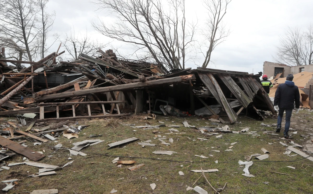 Poszkodowanych w wichurach mieszkańców rząd będzie wspomagał dwoma rodzajami zasiłków celowych: do 200 tys. zł na remont albo odbudowę budynków mieszkalnych i do 100 tys. zł na remont budynków gospodarczych - powiedział PAP wojewoda łódzki Tobiasz Bocheński. 