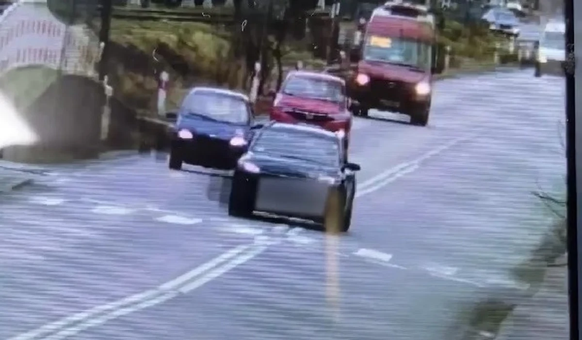 Policjanci w Suchej Beskidzkiej zatrzymali do kontroli kierowcę hyundaia, który pędząc ponad 100 km/h w terenie zabudowanym wyprzedzał na przejściu dla pieszych. Stracił prawo jazdy, dostał, 20 pkt. karnych oraz mandat w wysokości 3 tys. zł.  