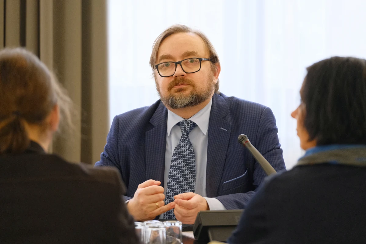 "Z oceną, czy to jest prowokacja, moim zdaniem, nie trzeba czekać. Eskalacja tej sytuacji to jest ostatnia rzecz, którą Ukraina by zakładała" – tak Paweł Szrot w Popołudniowej rozmowie w RMF FM wypowiedział się na temat eksplozji samochodu, do której doszło wieczorem w Doniecku. "To, do czego doszło, jest bardzo poważne i na pewno będziemy obserwować tę sytuację. To, co się dzieje na wschodniej Ukrainie to nie jest pierwsza prowokacja. Mamy do czynienia od paru dni ze wzmożeniem ostrzału na tzw. linii frontowej" – poinformował szef gabinetu prezydenta. 