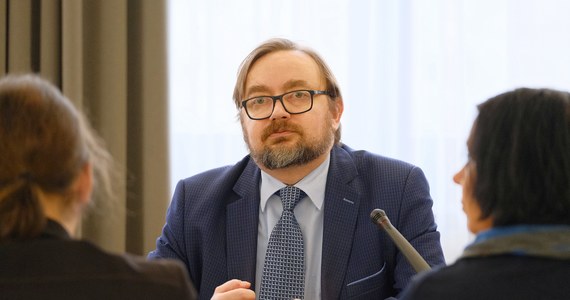 "Z oceną, czy to jest prowokacja, moim zdaniem, nie trzeba czekać. Eskalacja tej sytuacji to jest ostatnia rzecz, którą Ukraina by zakładała" – tak Paweł Szrot w Popołudniowej rozmowie w RMF FM wypowiedział się na temat eksplozji samochodu, do której doszło wieczorem w Doniecku. "To, do czego doszło, jest bardzo poważne i na pewno będziemy obserwować tę sytuację. To, co się dzieje na wschodniej Ukrainie to nie jest pierwsza prowokacja. Mamy do czynienia od paru dni ze wzmożeniem ostrzału na tzw. linii frontowej" – poinformował szef gabinetu prezydenta. 