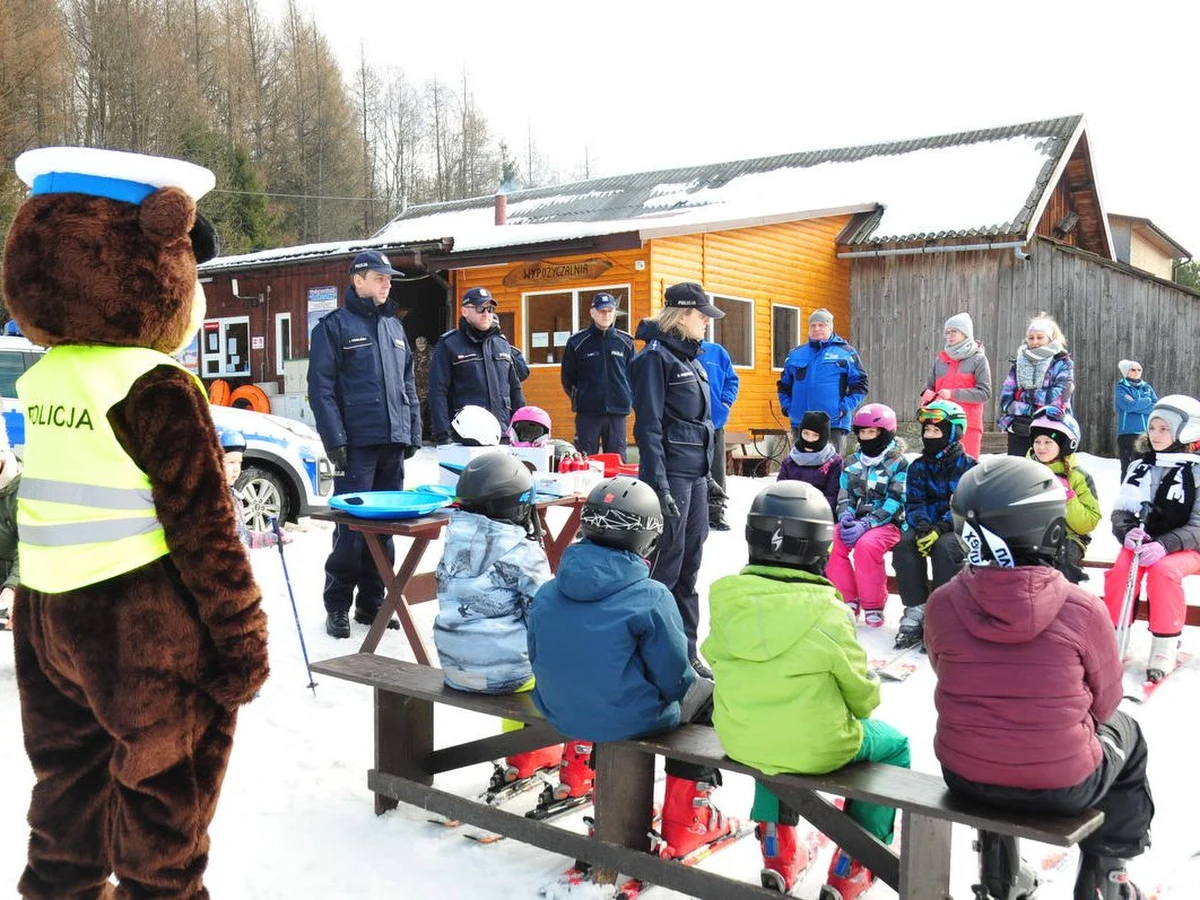 Podkarpaccy policjanci spotkali się z dziećmi na stoku narciarskim, w ramach ogólnopolskiej kampanii pn. "Kręci mnie bezpieczeństwo na stoku". Funkcjonariusze wręczali też kieszonkowe informatory, w których znajduje się m.in. Dekalog Reguł Międzynarodowej Federacji Narciarskiej. 