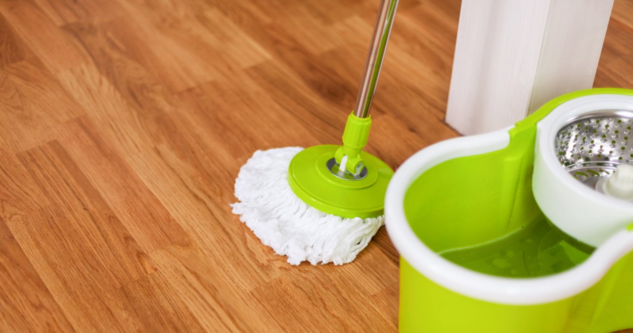 Panele będą czyste i lśniące jak łza. Wystarczy, iż dodasz to do wiadra z wodą