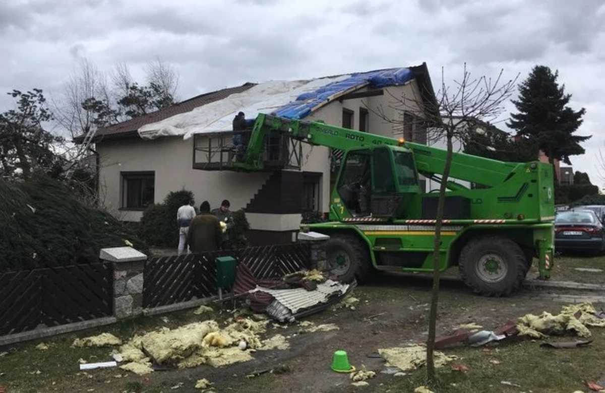 ​Trąba powietrzna przeszła w czwartek przez wielkopolską gminę Dobrzyca. Zniszczonych zostało tam kilkadziesiąt budynków, niektóre z nich nie nadają się do użytku. Burmistrz Jarosław Pietrzak w rozmowie z RMF FM zapewnia, że pierwsze wypłaty pomocowe trafiają już do mieszkańców.