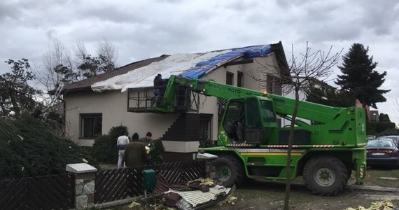 ​Trąba powietrzna przeszła w czwartek przez wielkopolską gminę Dobrzyca. Zniszczonych zostało tam kilkadziesiąt budynków, niektóre z nich nie nadają się do użytku. Burmistrz Jarosław Pietrzak w rozmowie z RMF FM zapewnia, że pierwsze wypłaty pomocowe trafiają już do mieszkańców.